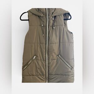 Women’s Tea & Cup Olive Green Puffer Vest with Hood Size Medium